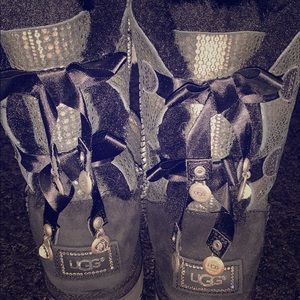 black/ platinum ugg boots:)